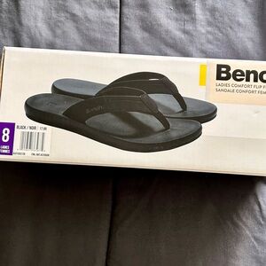 NEW in box Bench women’s flip flops Size 8